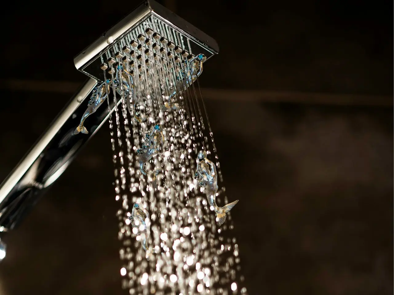 Alcachofa de ducha con agua cayendo