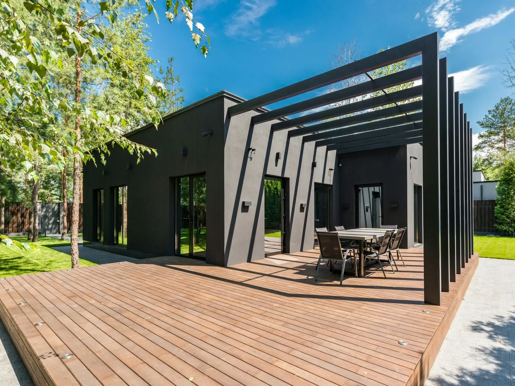 Terraza con pérgola y suelo de madera