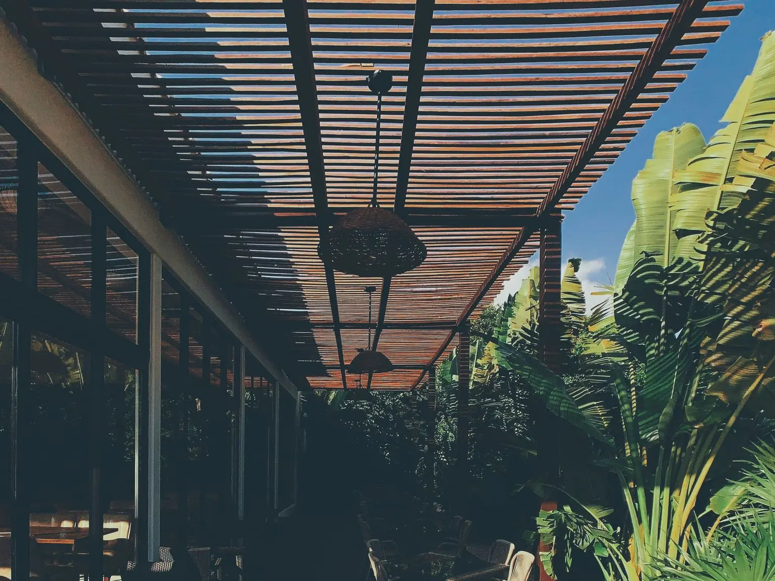 Pérgola de madera en jardín