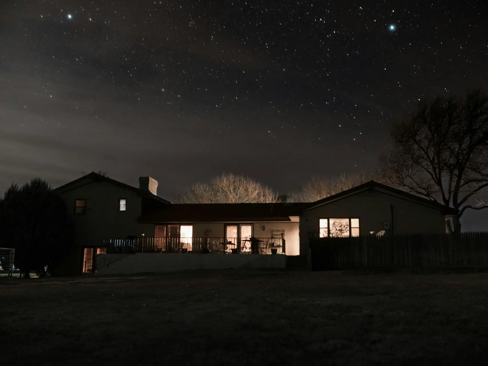 Casa iluminada en la oscuridad de la noche