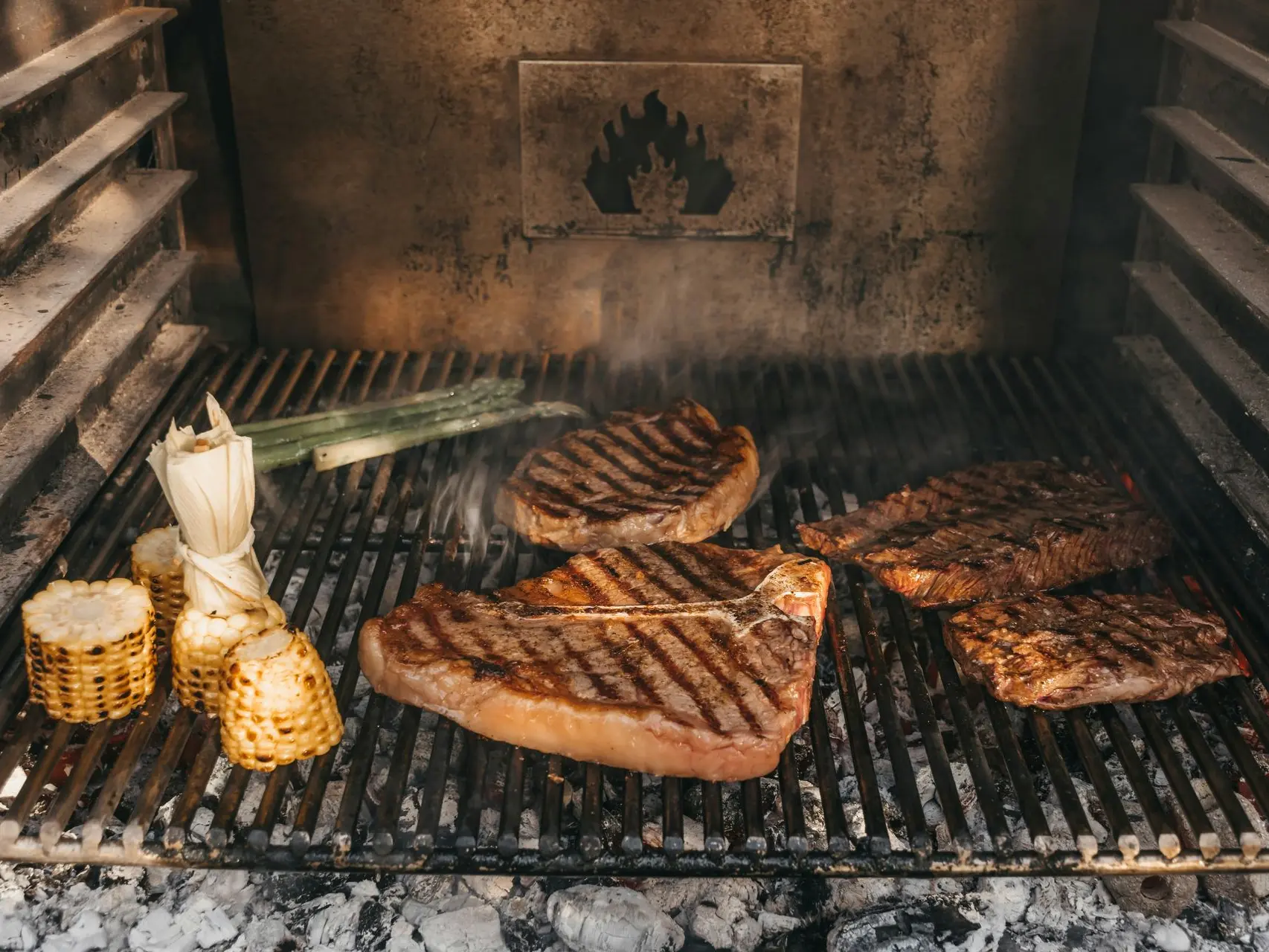 Barbacoa con chuletones, maiz y espárragos