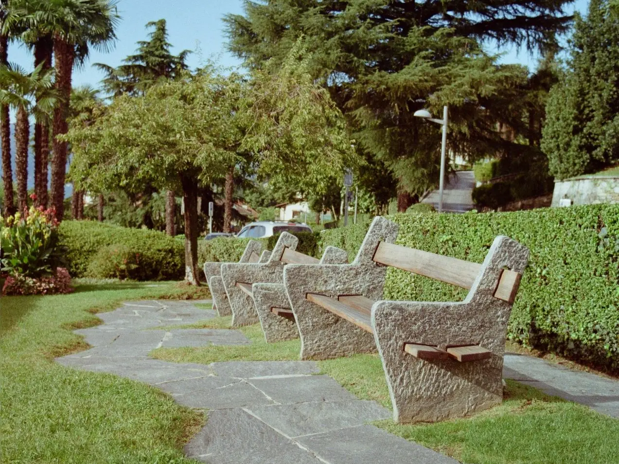 Bancos de piedra y madera en un jardín