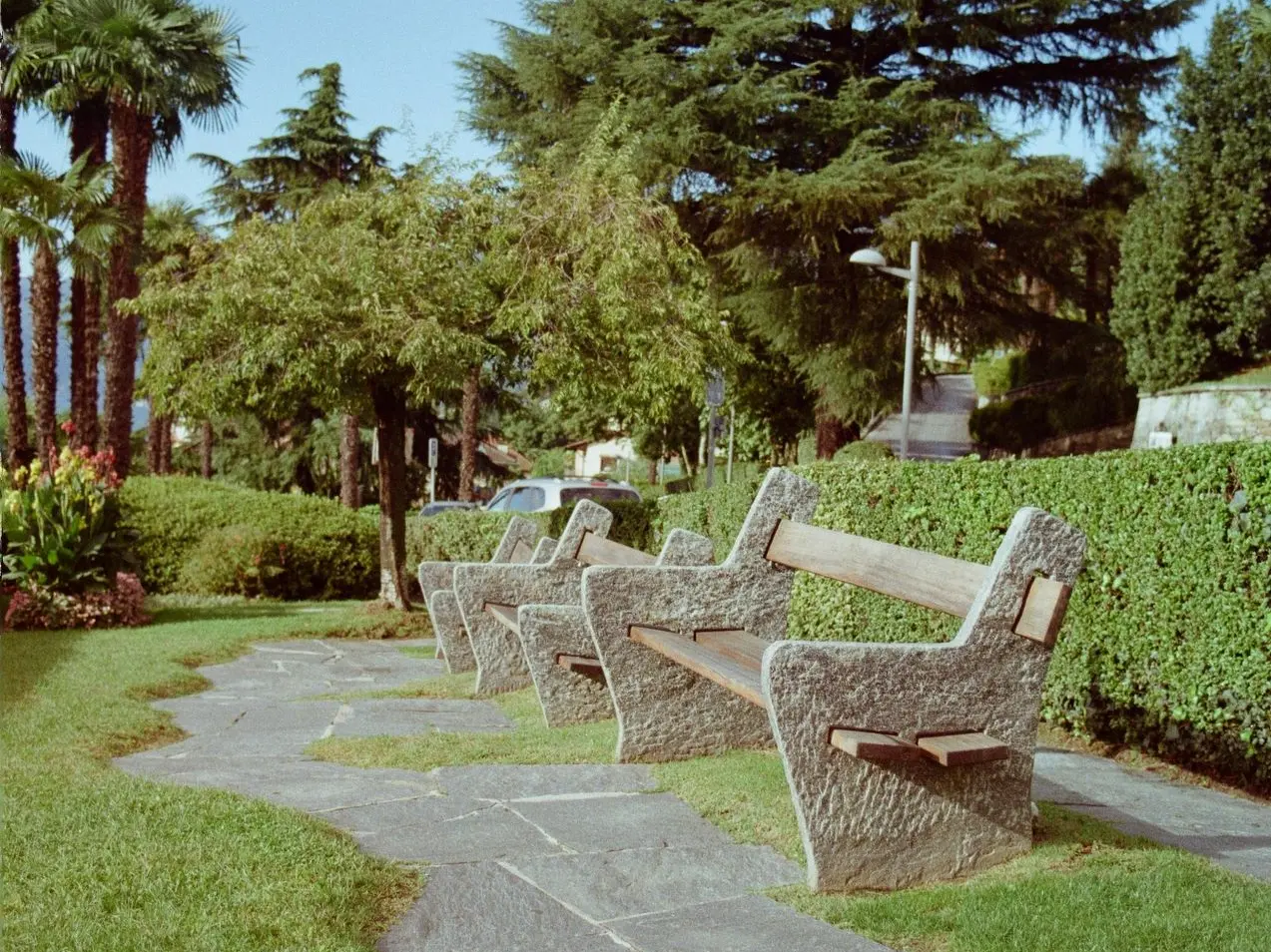 Bancos de madera y piedra en un jardín