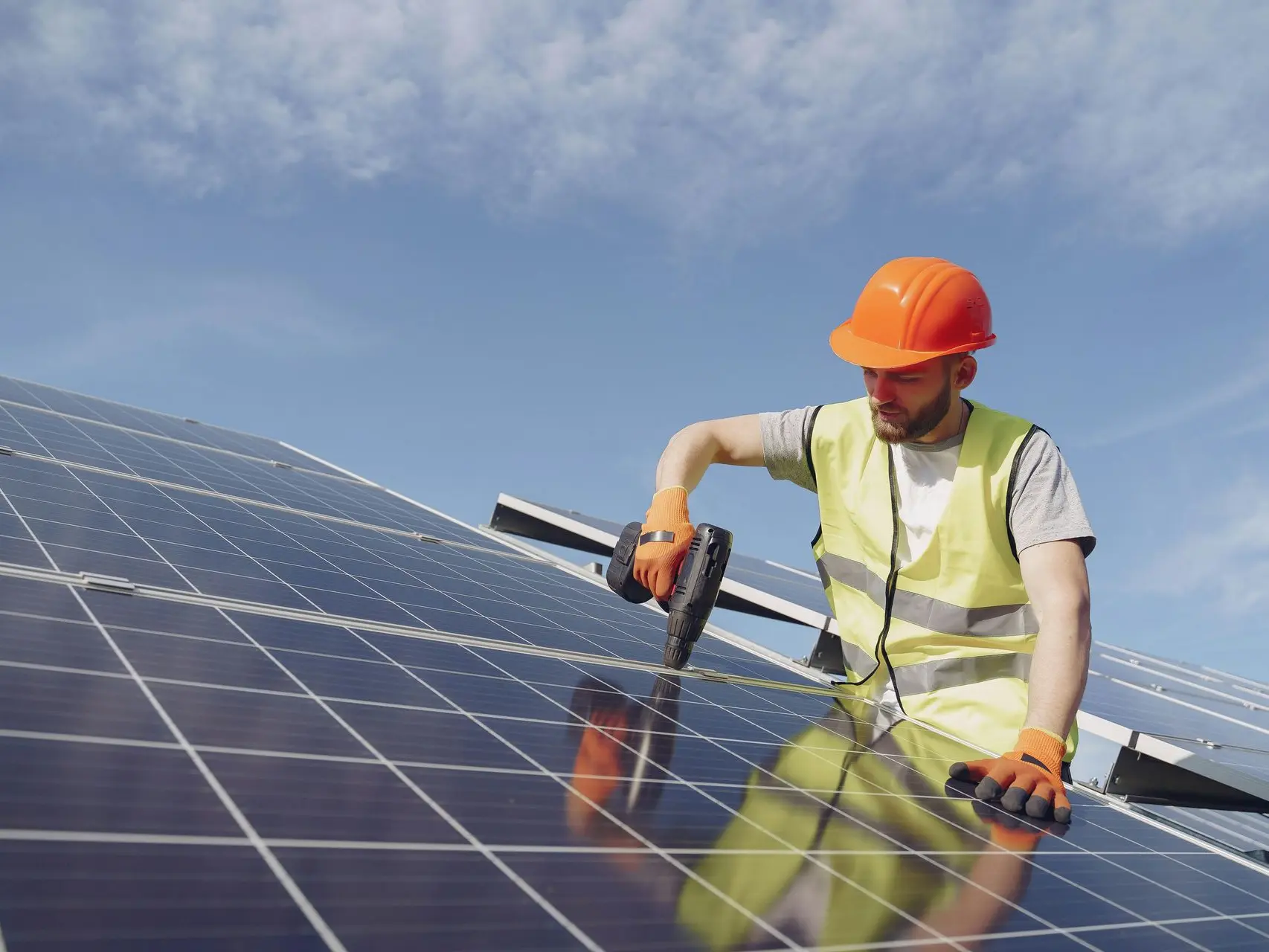 Operario apretando tornillo en un panel fotovoltaico