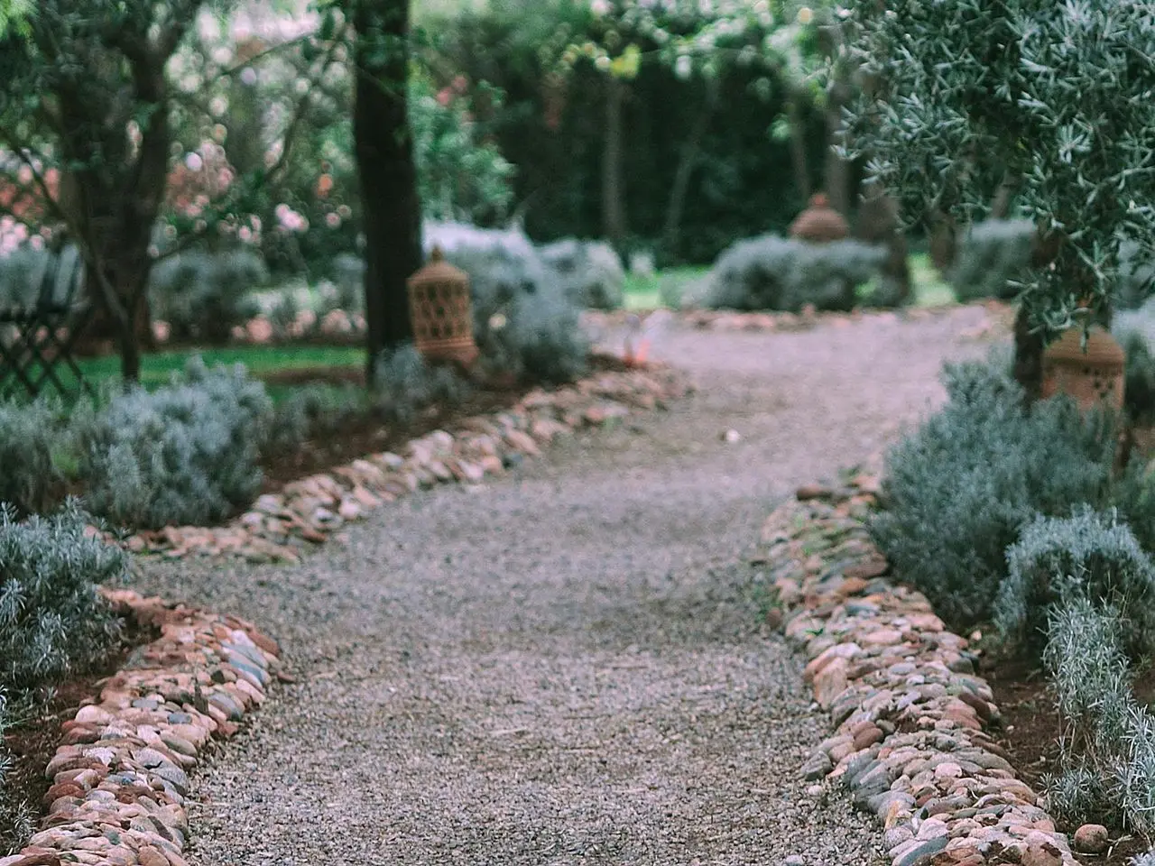 Camino de piedras pequeñas en un jardín